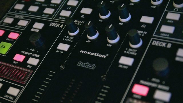 Exclusive Review! Novation Twitch DJ Controller and Serato Itch