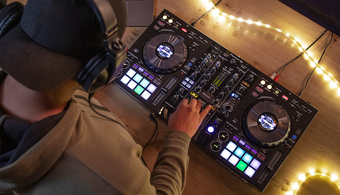 DDJ-800: Pioneer DJ Just Announced A New Rekordbox DJ Controller - DJ  TechTools